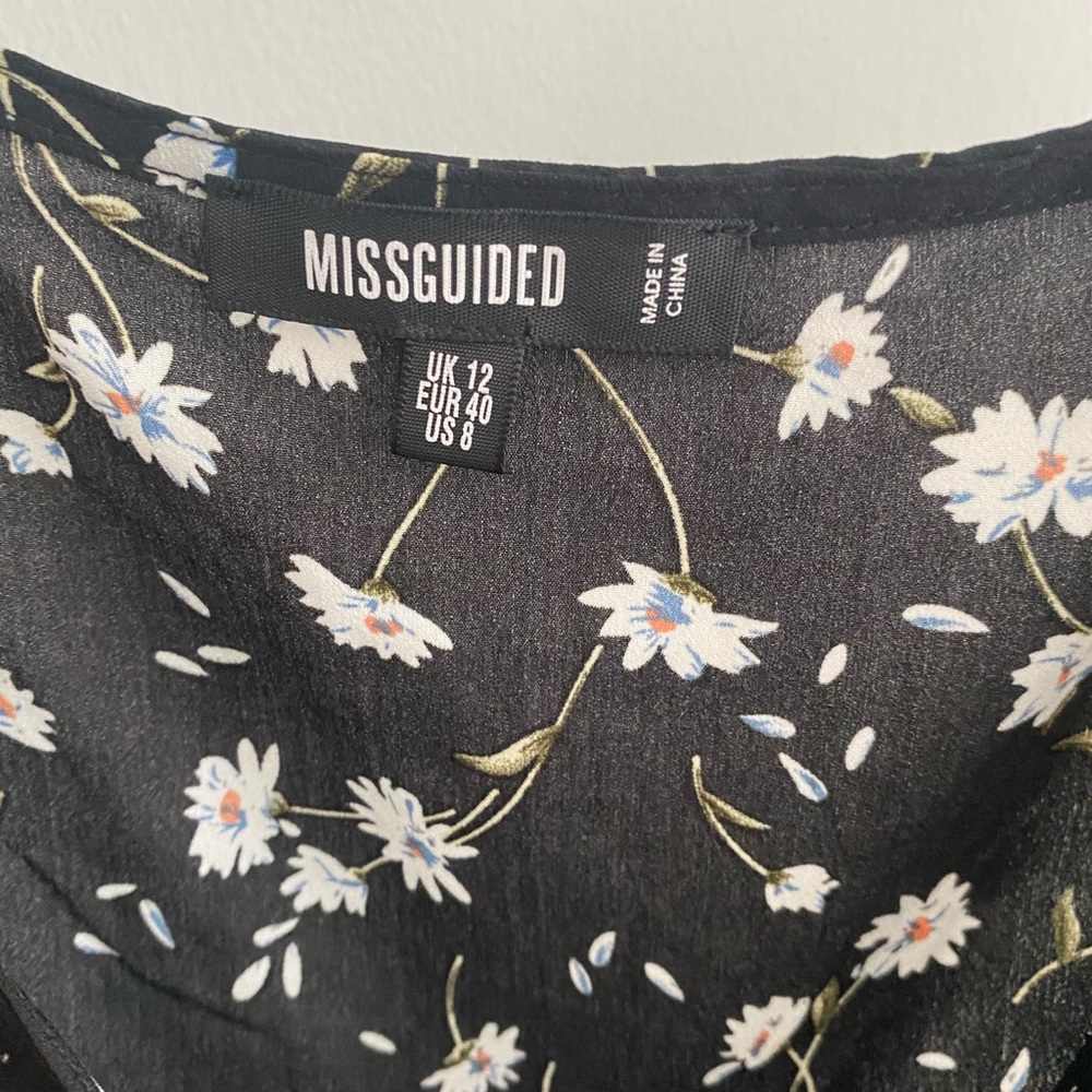 Missguided short sleeve floral dress - Picture 3 of 4